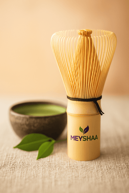 Fouet traditionnel en bambou (Chasen) pour préparer un matcha onctueux et sans grumeaux.